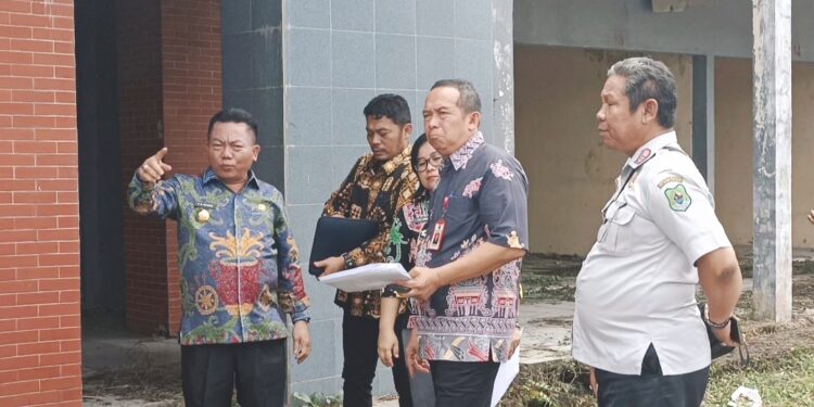 Bupati Kapuas H M Wiyatno saat meninjau Terminal Banama Kuala Kapuas.