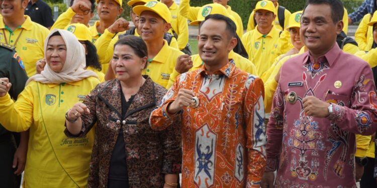 Wali Kota Palangka Raya, Fairid Naparin, secara resmi melepas kontingen Palangka Raya.