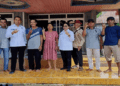 Pasangan Calon Bupati dan Wakil Bupati, Jimmy Carter dan Inriaty Karawaheni melakukan kampanya door to door ke rumah warga di Desa Majangkan Kecamatan Gunung Timang, bersama tim sukses, Jumat (27/6/2025).