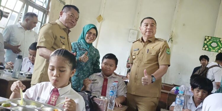 Bupati Kapuas H M Wiyatno dan Wakil Bupati Dodo saat meninjau program Makan Begizi Gratis (MBG).