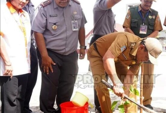 Wakil Wali Kota Palangka Raya Achmad Zaini, memimpin kegiatan bakti sosial penanaman pohon di Lapas Kelas IIA Palangka Raya. (foto: Prokompim Palangka Raya)