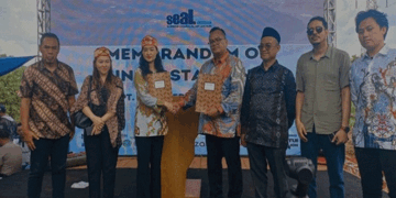 Presdir PT SEAL Glen Sahroni (kacamata) Saat Serah Terima MOU Ketika Peresmian Jetty Desa Luwuk Bunter