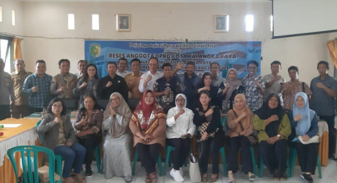 Anggota DPRD Palangka Raya Dapil III melakukan foto bersama warga usai Reses.