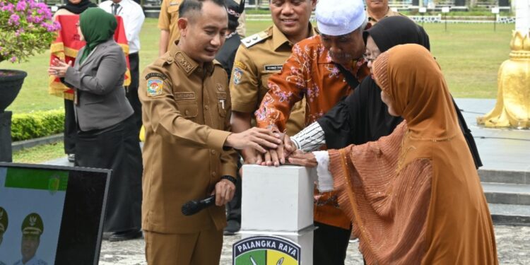Wali Kota Palangka Raya, Fairid Naparin, menyalurkan BPUM kepada 1.000 pelaku UMKM.