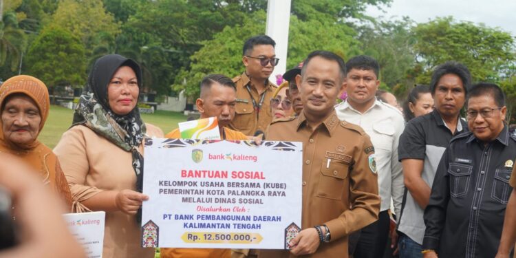 Wali Kota Palangka Raya menyalurkan sejumlah bantuan sosial kepada masyarakat, bagian dari 100 hari kerja.