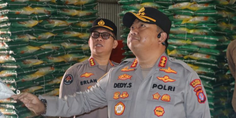 Kapolresta Palangka Raya Kombes Pol Dedy Supriadi melakukan inspeksi langsung ke Pasar Besar dan Gudang Bulog di Kota Palangka Raya.