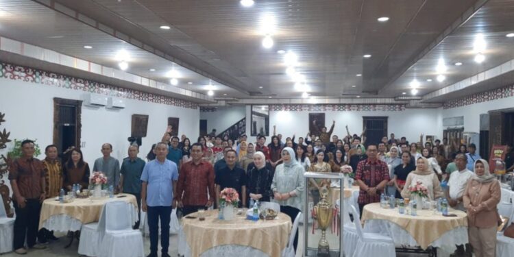 Wali Kota Palangka Raya, Fairid Naparin saat acara ramah tamah di Aula Rumah Jabatan Wali Kota Palangka Raya.
