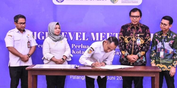 Wali Kota saat melakukan MoU dan Perjanjian Kerja Sama (PKS) antara Pemerintah Kota Palangka Raya dan PT Bank Central Asia (BCA).