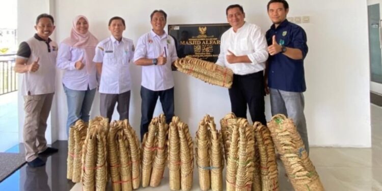 DLH Kota Palangka Raya menyerahkan 500 bakul purun kepada pengurus Masjid Al Farid di Jalan Soekarno