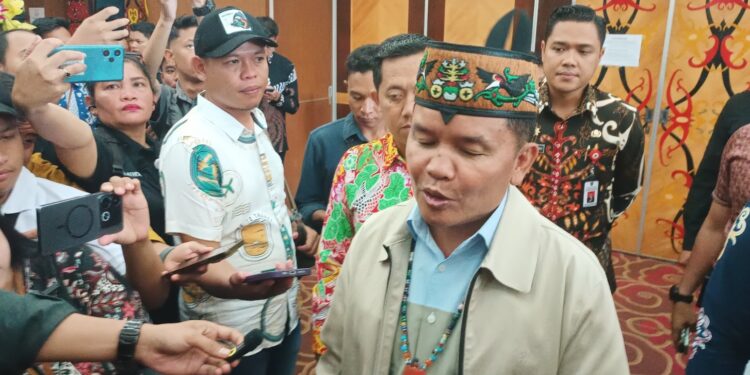 Gubernur Kalteng, H. Agustiar Sabran usai kegiatan di Aula Eka Hapakat Kantor Gubernur Kalteng, Kamis, (12/6/2025). (foto: yudha).