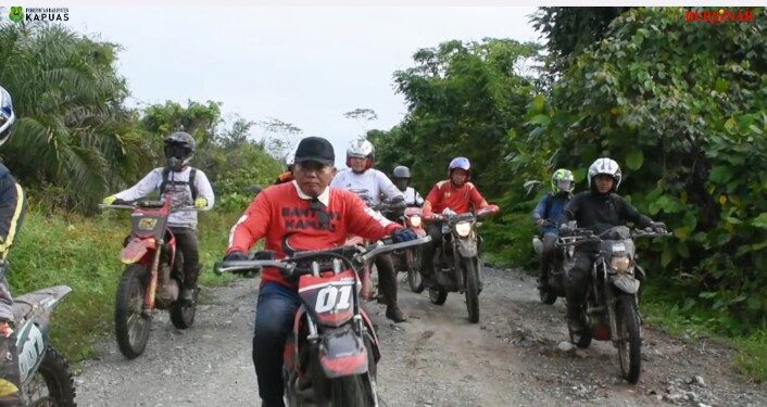 Bupati Kapuas H M Wiyatno dan rombongan mengendarai motor trail.