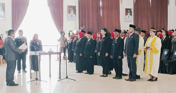 Bupati Kapuas, H M Wiyatno melantik 208 orang kepala sekolah.
