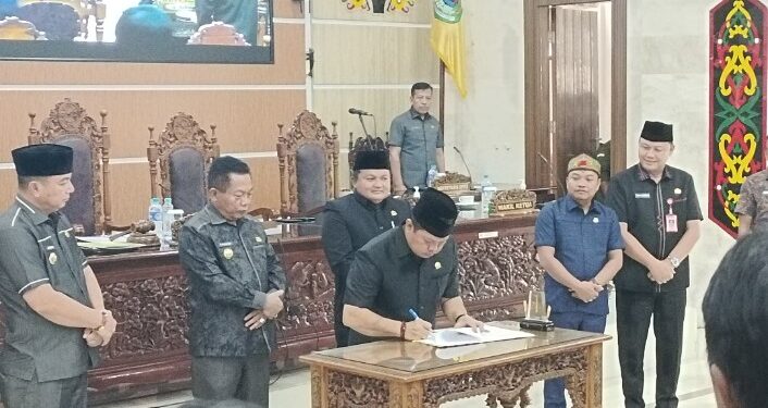 Penandatangan berita acara persetujuan bersama antara DPRD dan pihak eksekutif.