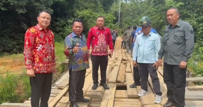 Bupati Kapuas H M Wiyatno saat meninjau jembatan di Desa Sei Ringin, Kecamatan Kapuas Hulu.