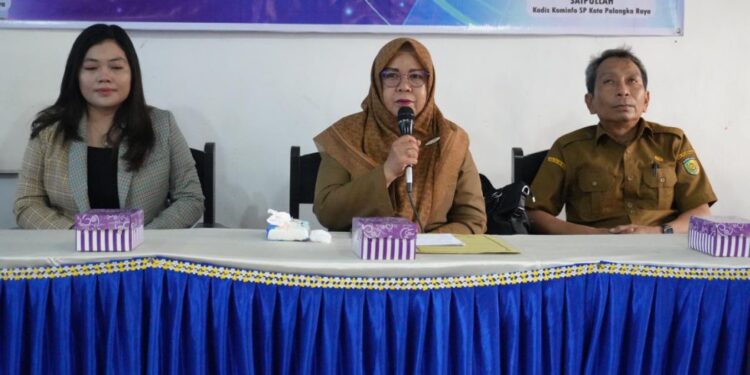 Sekretaris Diskominfo Kota Palangka Raya, Normalasari, membuka kegiatan Sosialisasi Internet Sehat di SMP Guppi Kota Palangka Raya.