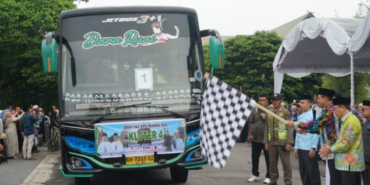 Wakil Wali Kota Palangka Raya, Achmad Zaini saat melepas calon jemaah haji.