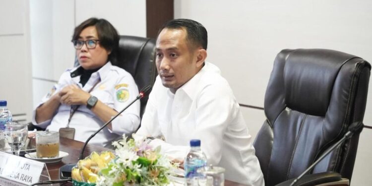 Wali Kota Palangka Raya, Fairid Naparin saat memimpin Rapat evaluasi progres program 100 hari kerja di Ruang Peteng Karuhei I (Foto: Istimewa)