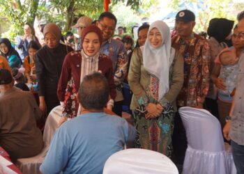 Ketua Bidang Penguatan Ketahanan Keluarga TP PKK Kota Palangka Raya, Merty Achmad Zaini, saat mengunjungi salah satu Posyandu. (foto: MC Palangka Raya).