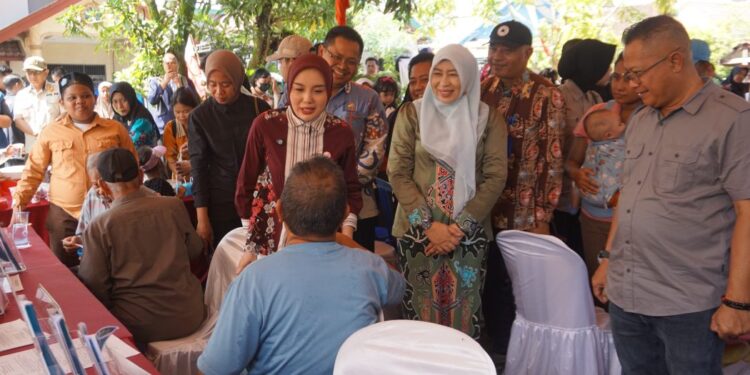 Ketua Bidang Penguatan Ketahanan Keluarga TP PKK Kota Palangka Raya, Merty Achmad Zaini, saat mengunjungi salah satu Posyandu. (foto: MC Palangka Raya).