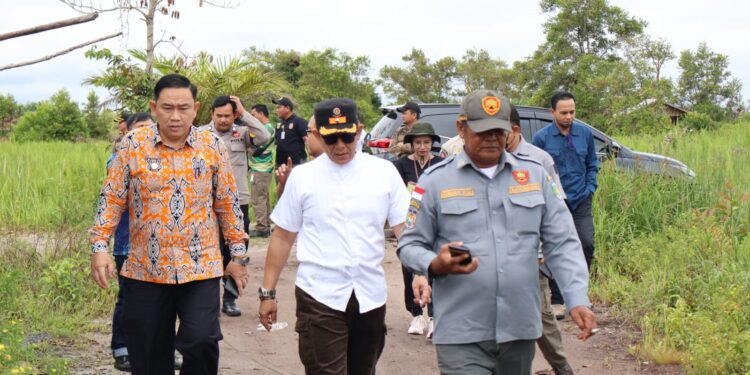 Kepala Satpol PP Palangka Raya, Berlianto bersama petugas meninjau kawasan penghentian proyek perumahan.