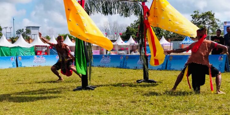 Atraksi Lawang Sakepeng menarik perhatian penonton di FBIM 2025