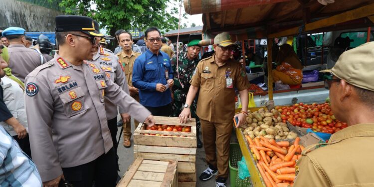 Tim Gabungan saat melakukan sidak di Pasar Besar Palangka Raya pastikan harga pangan aman dan stabil.