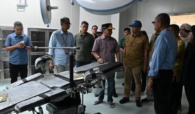 Gubernur Kalteng H. Agustiar Sabran didampingi sejumlah Kepala Perangkat Daerah Prov. Kalteng saat meninjau RSUD Hanau.
