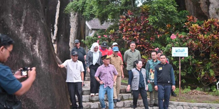 Suasana peninjauan langsung sejumlah fasilitas di Kecamatan Arut Selatan.