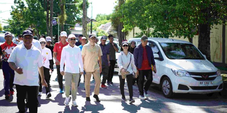 Gubernur Kalteng, H. Agustiar Sabran saat mengikuti jalan sehat perayaan Hari Ulang tahun GKE.