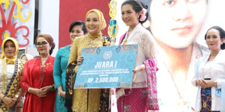 Ketua Tim Penggerak PKK Kalteng, Aisyah Thisia Agustiar Sabran saat menyerahkan hadiah secara simbolis.