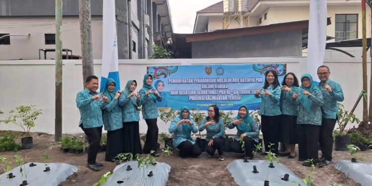 Ka UPT BPPB TPH, Isnawati mewakili Kadis TPHP Prov Kalteng mengikuti kegiatan penanaman cabai di halaman Gedung TP PKK Prov Kalteng