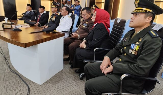 Gubernur Kalteng H. Agustiar Sabran didampingi Unsur Forkopimda Prov. Kalteng saat mengikuti secara virtual Upacara Peringatan Hari Otonomi Daerah Ke XXIX