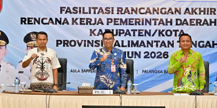 Kepala Bapperida Prov. Kalteng Leonard S. Ampung, Sekretaris Badan Maulana Akbar, Kabid Perencanaan, Pengendalian dan Evaluasi Pembangunan Daerah Fredy Darinton.