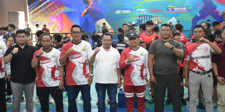Wakil Ketua I DPRD Kabupaten Kapuas, mendampingi Bupati Kapuas, Muhammad Wiyatno, melakukan foto bersama dalam pembukaan Kejuaraan Bulutangkis Bupati Cup 2025, Sabtu (3/5/2025).