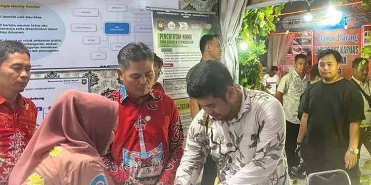 Anggota DPRD Kabupaten Kapuas, Arhensa Mullah Muhammad, meninjau salah satu stan Expo Kapuas Bersinar, Rabu (30/4/2025)