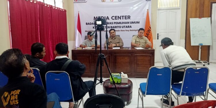 Bawaslu Barito Utara melaksanakan konferensi pers terkait terkait laporan dugaan pelanggaran pemilu yang dilaporkan oleh Malik Muliawan di aula Bawaslu setempat, Jumat (4/7/2025).
