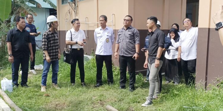 Tim Kejari Kapuas saat melakukan monitoring kegiatan proyek di RSUD Kapuas.