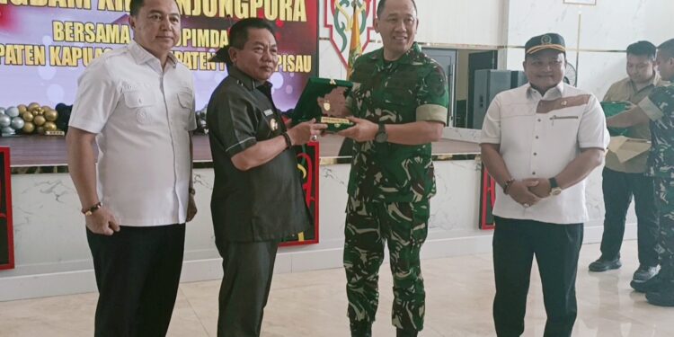 Bupati Kapuas, H M Wiyatno menerima cinderamata dari Pangdam XII Tanjungpura, Mayjen TNI Jamalulael.