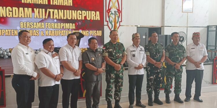 Pangdam XII/Tanjungpura, Mayjen TNI Jamalulael bersama jajaran Pemerintah Kabupaten Kapuas dan Pulang Pisau.