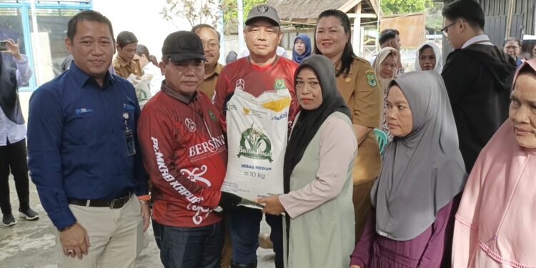 Bupati Kapuas, H Muhammad Wiyatno menyerahkan bantuan pangan beras kepada warga penerima manfaat.