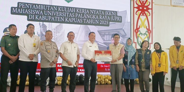 Pemkab Kapuas serahkan bantuan Rp 150 juta untuk pelaksanaan Kuliah Kerja Nyata (KKN) mahasiswa Universita Palangka Raya di Kabupaten Kapuas.