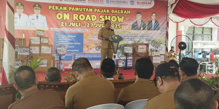 Bupati Kapuas H M Wiyatno saat membuka Pekan Panutan Pajak Daerah On Road Show 2025.