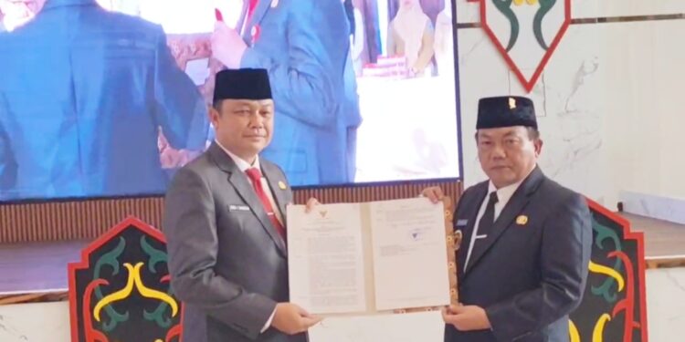 Bupati Kapuas H M Wiyatno menyerahkan SK pengangkatan Usis I Sangkai sebagai Sekda Kapuas.