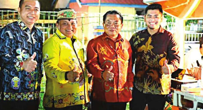 Ketua DPRD kapuas, Ardiansah bersama Bupati Kapuas, Wiyatno melihat Bazar Ekonomi Kreatif Expo