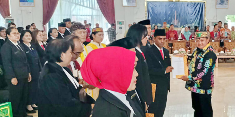 Ketua DPRD Kabupaten Kapuas, Ardiansah, secara simbolis menyerahkan SK pengakatan salah satu kepala sekolah, Kamis (12/6/2025).
