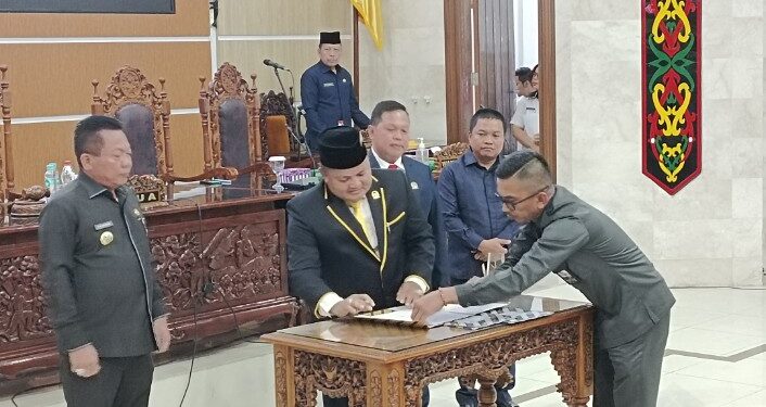 Penandatanganan berita acara persetujuan Raperda pemekaran kecamatan Mantangai dan pembentukan Kecamatan Muroi Mangkutup Raya dan Lamunti Raya.