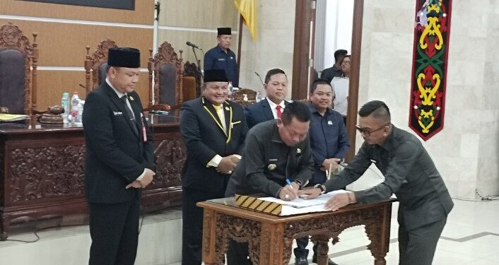 Penandatangan persetujuan nota kesepakatan KUA-PPAS Perubahan APBD 2025.