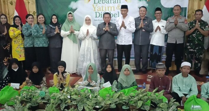 Bupati Kapuas, H M Wiyatno berfoto bersama anak-anak yatim dan difabel penerima bantuan.