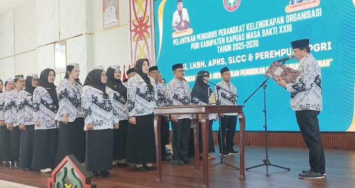 Pelantikan Pengurus Perangkat Organisasi PGRI Kapuas.
