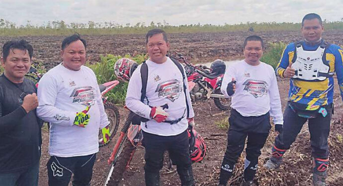 Ketua DPRD Kabupaten Kapuas Ardiansah bersama Wakil Ketua I DPRD Kapuas Yohanes dan Wakil Ketua II DPRD Kapuas Berinto saat ikuti Bupati Kapuas Trail Adventure #3, Sabtu (10/5)